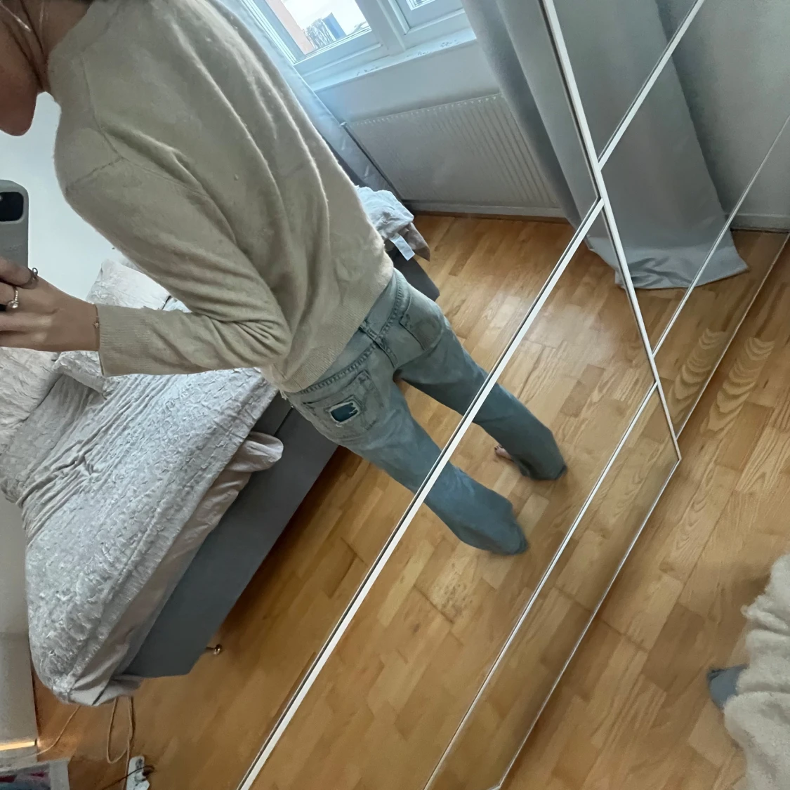 Ljusblå jeans med slitningar - 90