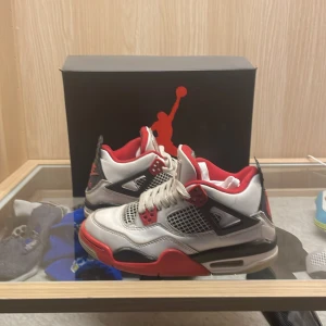 Nike Air Jordans i vitt och rött - Jordan 4. Använd några gånger lite smutsiga går att tvätta lite sönder men går att limma 