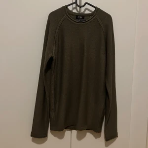 Olivgrön tröja från Smog - Säljer en stilren olivgrön tröja från Smog. Tröjan har en rund halsringning och långa ärmar, perfekt för en avslappnad look. Skick 10/10.