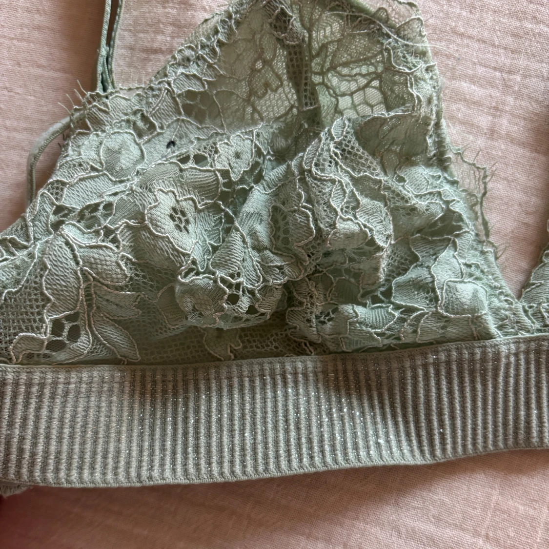 Grön spets bralette från Hunkemöller - 90