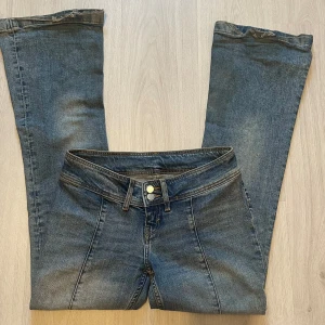 Blå bootcut jeans - Snygga jeans från Bershka, lite slitningar längst nere men annars bra skick, storlek 30