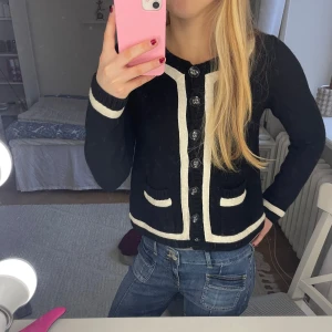 Kofta från Zara - Säljer nu min tröja från zara i mycket bra skick!🥰Tröjan säljs inte längre och går inte att få tag på!💖💖Kolla in min profil för liknade kläder!💕