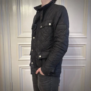 Barbour jacka quiltad - 🍹Sjukt snygg vinter/vår jacka från Barbour🍹. 🏝️Oerhörd kvalitét och passar till allt man än kan tänka sig🏝️. | Nypris: 3200kr | Skick: 9/10 |