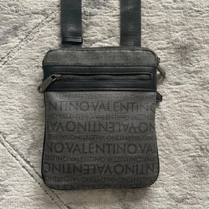 Valentino axelväska - Säljer en grå Valentino väska. Mycket bra skick, inga skador.