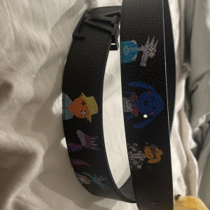 Lv bälte - Tjena, säljer nu mitt LV bälte eftersom det ej kommer till användning längre. Bältet har två olika sidor med två olika sidor man kan använda.Allt på bilderna medföljer. Tveka inte på att ställa alla frågor du har. Pris kan diskuteras vid snabb affär.