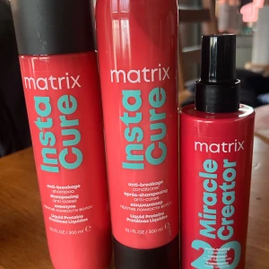 Matrix InstaCure hårvårdsset! - Matrix InstaCure Anti-breakage shampoo 300 ml, Conditioner 300 ml & Miracle Creator Multi-tasking treatment 190 ml. Nytt och oöppnat.