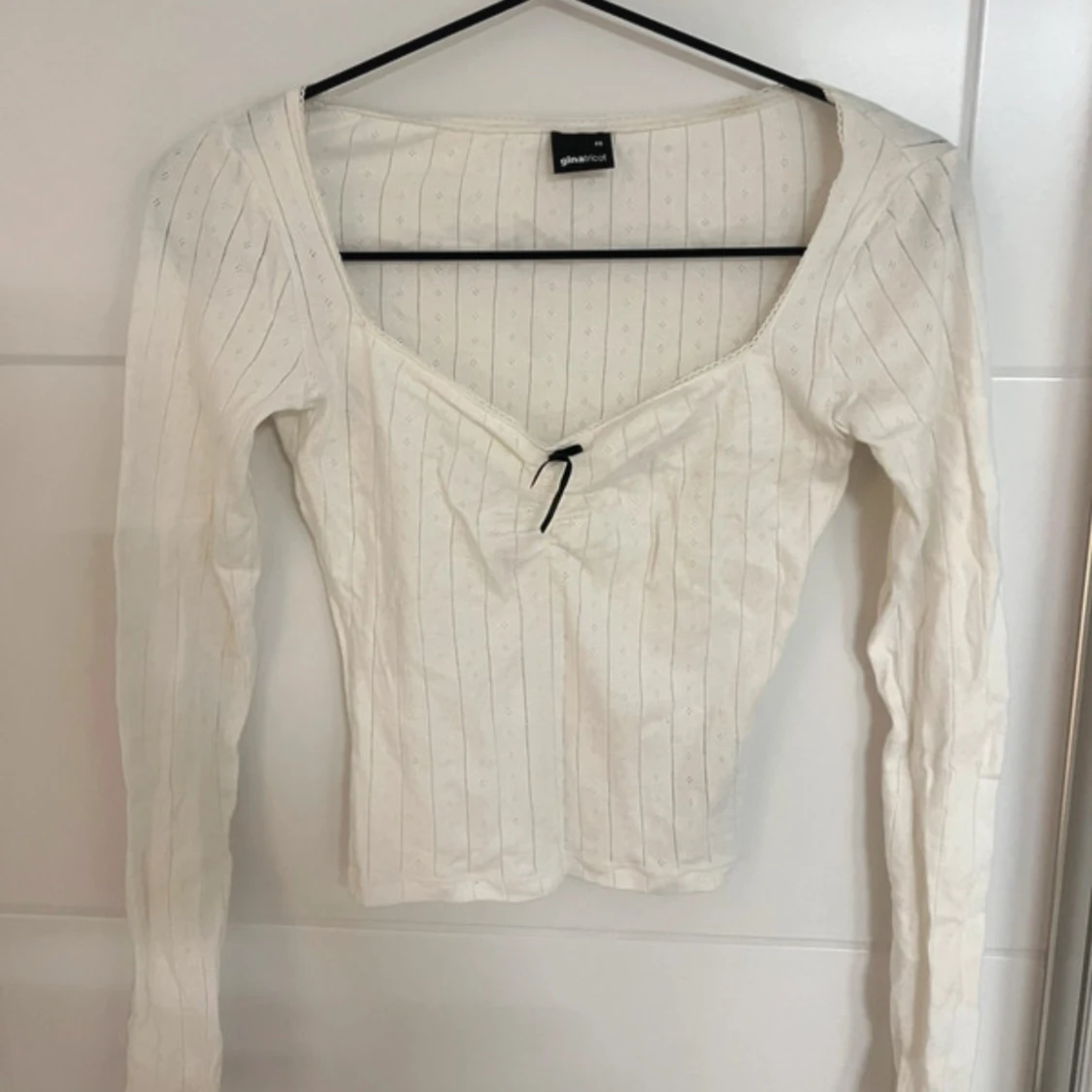 Vit ribbad tröja från Gina Tricot