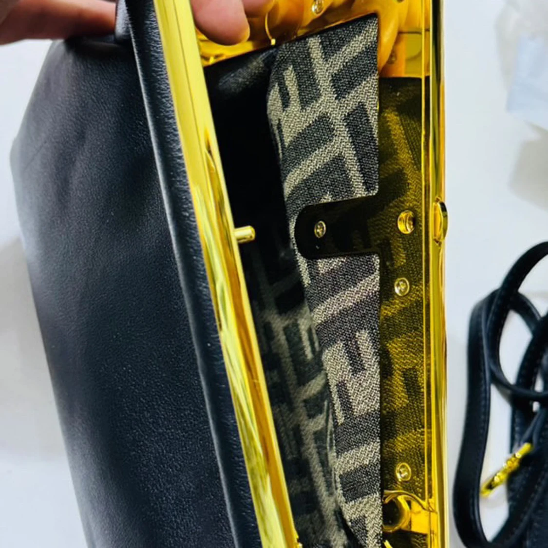 Svart axelväska från Fendi - 91