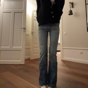Blå bootcut jeans - Snygga unika blåa bootcut jeans som passar perfekt till allt!✨✨för mig är de tyvärr för små då det är lite för korta för mig som är 172. Passar perfekt för de som är runt 160-165. Midjemått 25