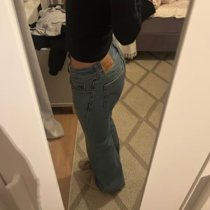 Lågmidjade bootcut jeans från Levi's - Snygga ljusblå lågmidjade och bootcut Levis jeans som tyvärr inte kommer till användning för mig. Dom är köpta i september och endast använda ett fåtal gånger! Storlek 26/34💕