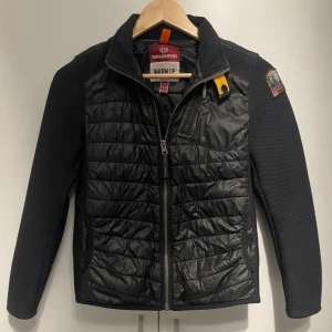 Parajumpers jacka  - Snygg svart jacka från Parajumpers med quiltad design och dragkedja. Jackan har långa ärmar och en broderad logga på ärmen. Perfekt för kyligare dagar nu under vinter och vår . Storlek S i junior. Den är ny men använd lite , inga skador , kvitto finns ( inte i bästa skick), skriv för mer frågor