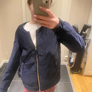 quiltad jacka 🎀 - jättesnygg och populär quiltad jacka! 💕💕 endast anvönd en gång och köpt på lindex ca 1 år sen för 499kr 💖💖