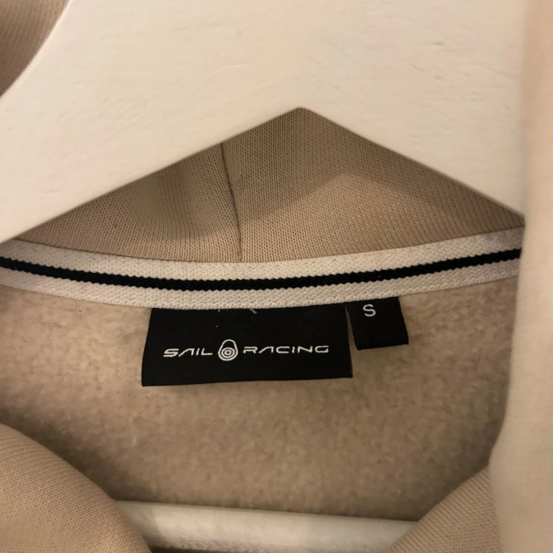 Beige huvtröja från Sail Racing - 91