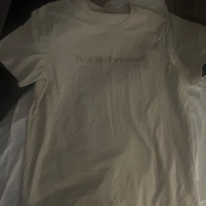 Beige peak performance t-shirt - Beige peak performance t-shirt som jag fick i present och tog av prislapparna från men har aldrig använt den!
