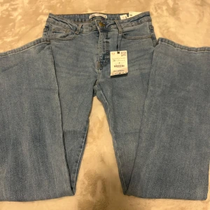 Flare Jeans Zara - Blåa flare jeans midwaist ifrån zara, helt nya aldrig använda. Lappen sitter fortfarande kvar. Strl 38