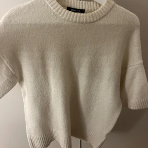 Vit stickad t-shirt från Gina Tricot - En vit stickad oversized tshirt från Gina tricot, köpt för bara någon månad sen och har därför inga defekter och har bra skick. 