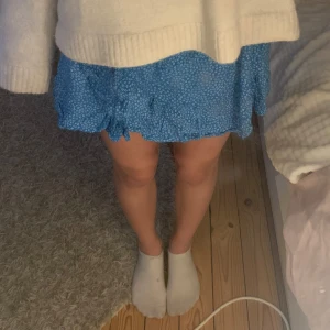 Blå blommig kjol - Söt blå kortkjol med blommigt mönster och volangdetaljer, från Bikbok. 💕 inga slitningar och använd ett fåtal gånger