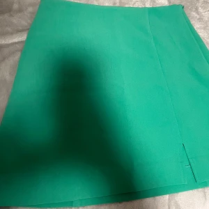 Kjol  - Grön kort kjol från cubus i storlek S. Aldrig använd.