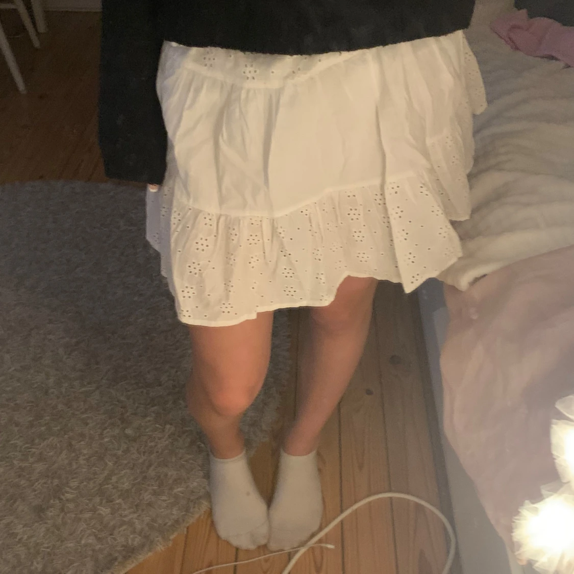 Vit kjol med volangdetaljer - 90