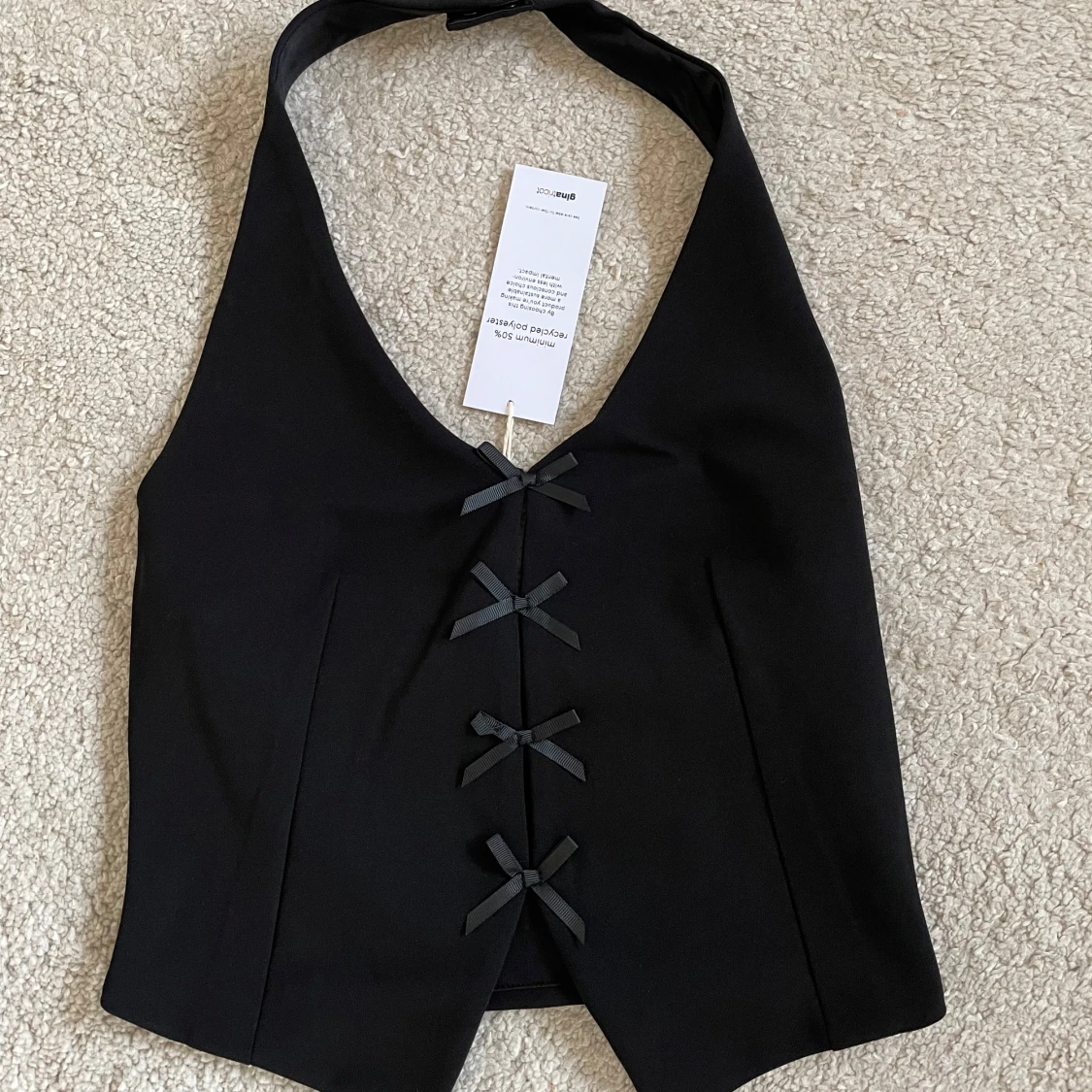 Svart väst med rosetter M oanvänd  - 93