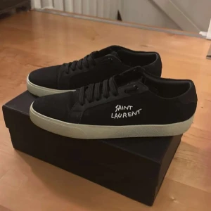 Svarta sneakers från Saint Laurent - Säljer nu mina Saint Laurent skor pga växt ur mig. Stl 42 passar 43. Nypris 7000 kr, säljer dom 3500 (prutbart) skick 10/10