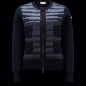 Moncler cardigan  - Snygg mörkblå cardigan från Moncler med dragkedja framtill. Jackan har en quiltad design och långa ärmar. Perfekt för kyligare dagar när du vill hålla stilen. Storlek L men moncler är väldigt små i storlekarna så den sitter som en M, jag är 165 och den passar mig bra!! 