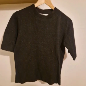 Stickad t-shirt - Stickad t-shirt från missäy som tyvärr inte kommer till någon användning :( storlek är i one size men skulle säga att det passar S/M