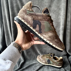 Valentino rockrunner skor - Valentino rockrunner skor i fint skick (rockstud modell) | orginalstorlek 44 fråga om innermått vid osäkerhet| ingår: endast skorna | fraktar spårbart eller möts upp i Täby📍