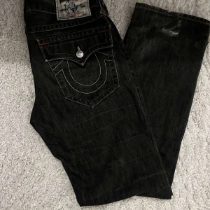 True religion jeans - Säljer ett par riktigt feta true religions jeans i fint skick🙌🏼 Längd 110cm, midjan 43. Pris kan diskuteras vid snabb affär🤝🏼