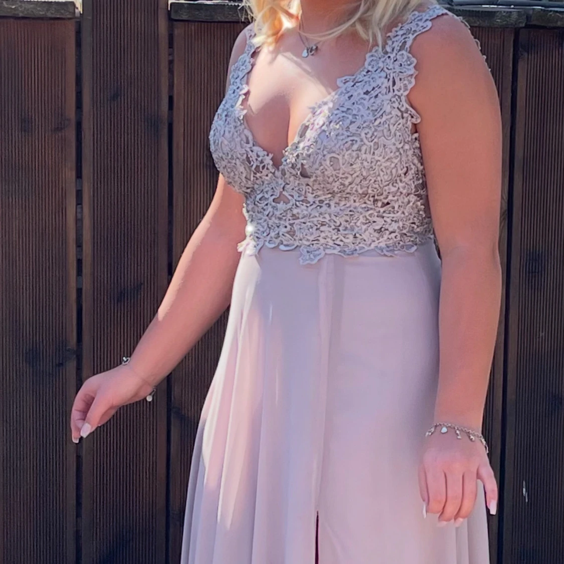 Ljusrosa långklänning med spetsdetaljer