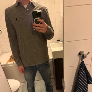 Ralph Lauren långärmad Piké  - Hej! säljer denna Ralph Lauren pikén i storlek S (slim fit) och är i ett mycket bra skick. Hör av dig vid fler frågor!