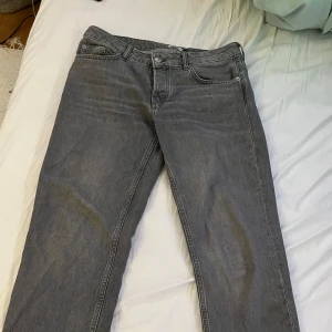 Grå jeans från 157 - Säljer ett par grå jeans från 157 i storlek M. De har en klassisk femficksdesign och en rak passform. Perfekta för en avslappnad stil. 🤍