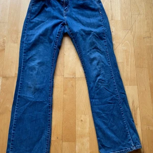 Blå bootcut jeans Levi’s 29 W 32 long , 529:or - Säljer ett par klassiska blå Levi's 529 Curvy bootcut jeans. De har en snygg passform med dragkedja och knapp framtill. Perfekta för en avslappnad stil.. toppskick.