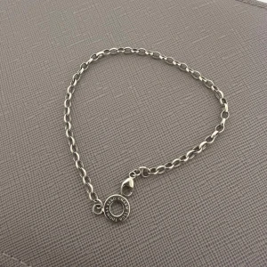 Silverfärgat berlock-armband från Thomas Sabo - Elegant silverfärgat berlock armband från Thomas Sabo. Armbandet har en klassisk kedjedesign och en liten karbinhake för enkel stängning. Perfekt för att lägga till en subtil touch av stil till din outfit.