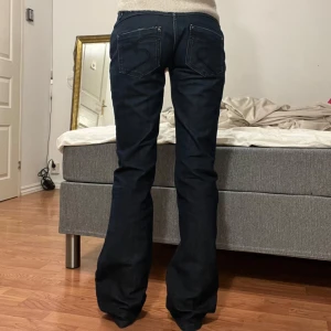 Jeans  - Midjemått: 40cm, innerbenslängd 85cm 😇
