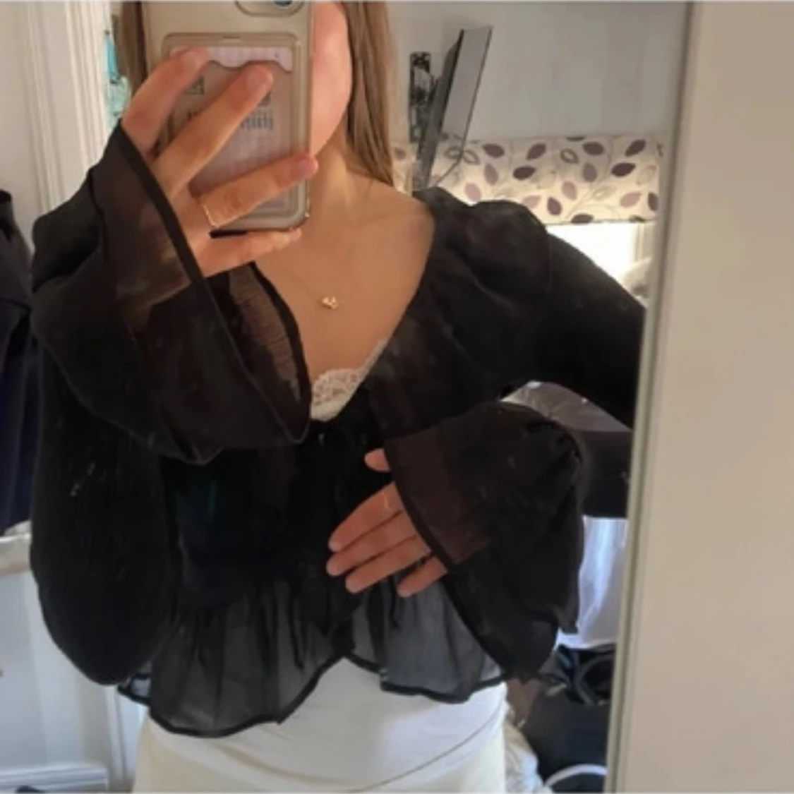 Svart blus med volangdetaljer - 91