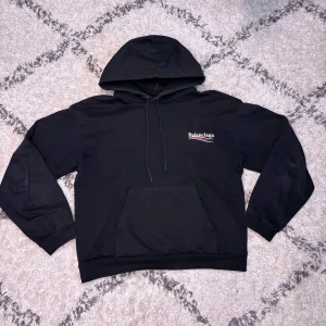 Balenciaga Campain Hoodie - Väldigt snygg Balenciaga Campain hoodie. Logotyp på bröstet och ryggen. Väldigt bra skick och inga flaws. Storlek M passar true to size.