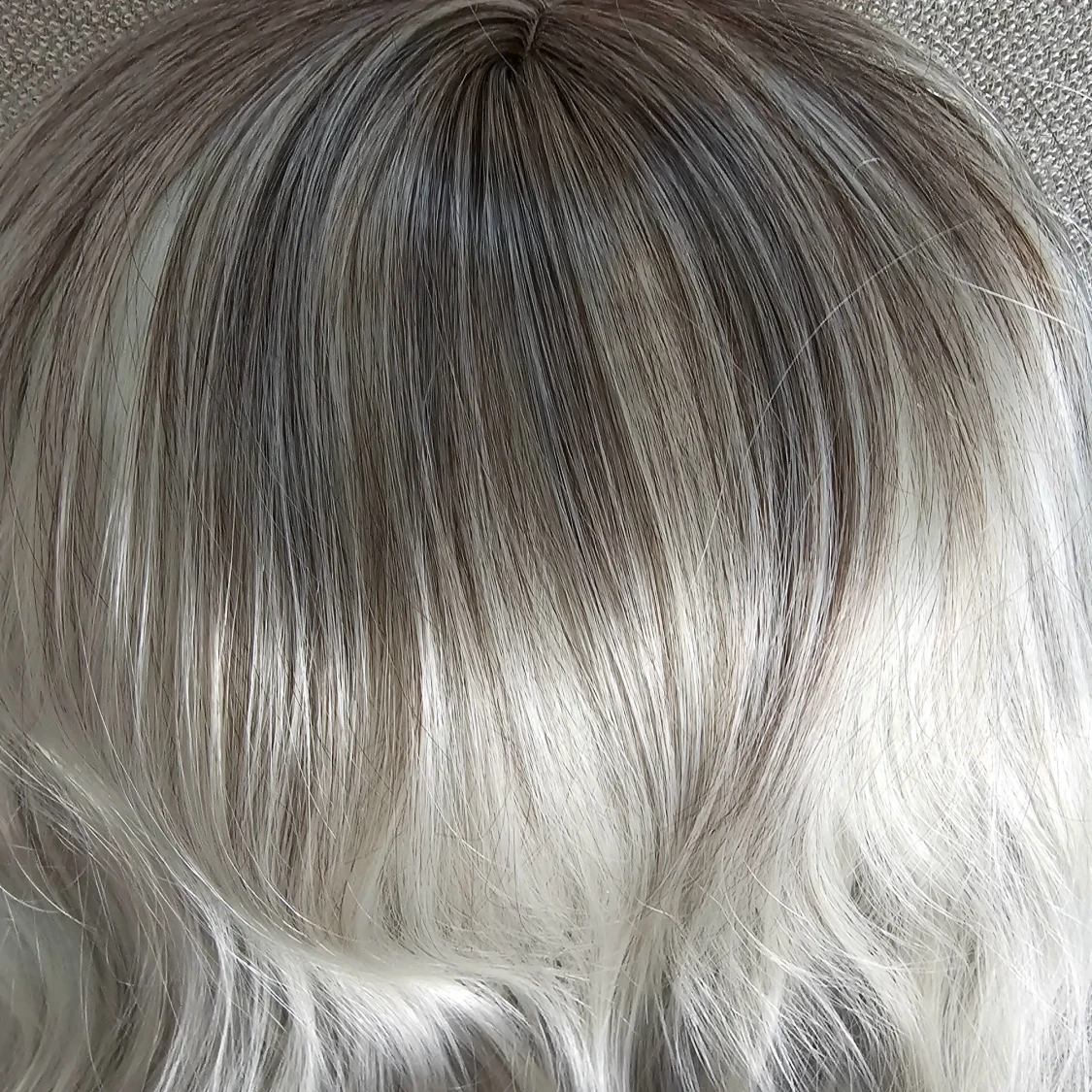 Snygg silverfärgad peruk - 90
