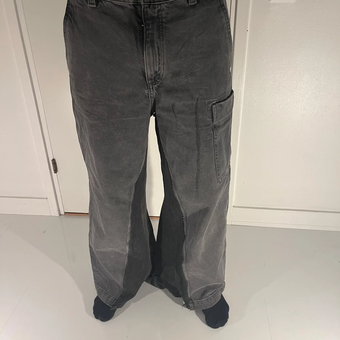 Grå cargobyxor från COS - insydda rivärer på insidan av byxbenet