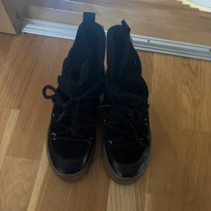 Inukki liknande skor - Säljer dessa snygga inukki liknande skorna💕storlek35