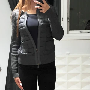 Moncler cardigan - Säljer nu min gråa moncler cardigan. Skicket är jättebra, inga som helst tecken på användning!💗