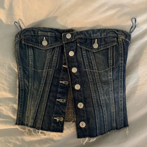 Jeans topp - Trendig jeans topp från zara. Andvänd fåtal gånger, liten fläck vid ena bröstet men syns knappt, kan säkert tvättas bort