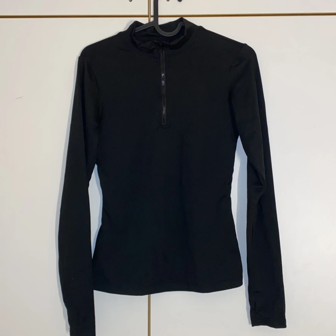 Svart långärmad tröja med dragkedja