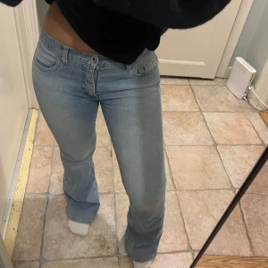 Ljusblå bootcut jeans  - Snygga lågmidjade bootcut jeans med midja.
