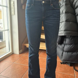 Mörkblå bootcut jeans - Snygga bootcut jeans från GINA😇😇midjemått 33 innebenslängd 76 