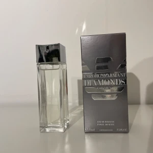 Emporio Armani Diamonds for Men - Säljer en elegant Emporio Armani Diamonds for Men Eau de Toilette. En fräsch och god Armani parfym, parfymen är knappt använd, och det är ca 73/75 ml kvar i flaskan. (Lådan ingår) pris kan diskuteras