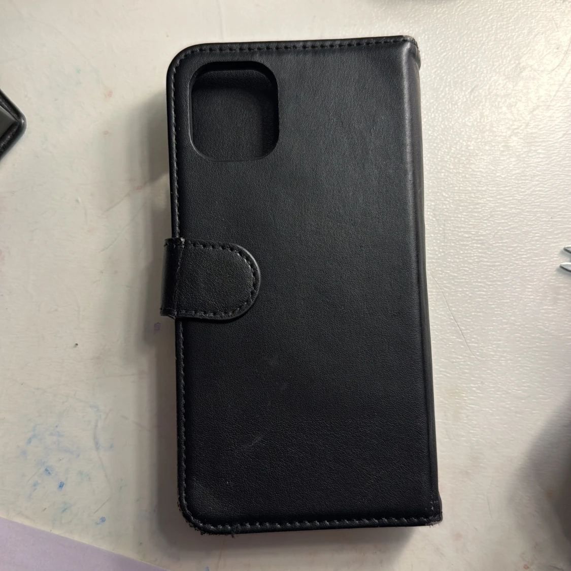 Svart mobilskal med kortfack