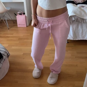 Rosa mjukisbyxor  - Rosa lågmidjade mjukisbyxor. Super mysiga 💕