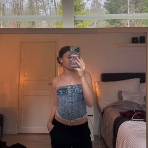 Jeans korsett - Snygg jeans korsett med knappar framtill. Den är axelbandslös och har en cool, vintage look. Perfekt till vardags eller fest, köptes här på Plick av en tjej, står ej vart den är ifrån men skulle gissa SHEIN? Säljer även en i svart 🥰