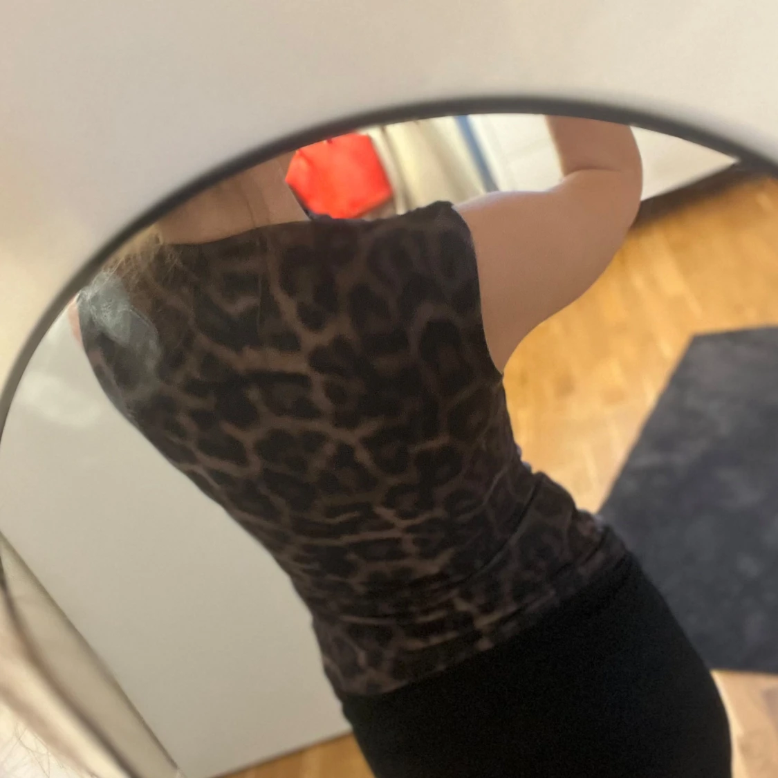 Leopardmönstrad ärmlös topp från Amisu - 1